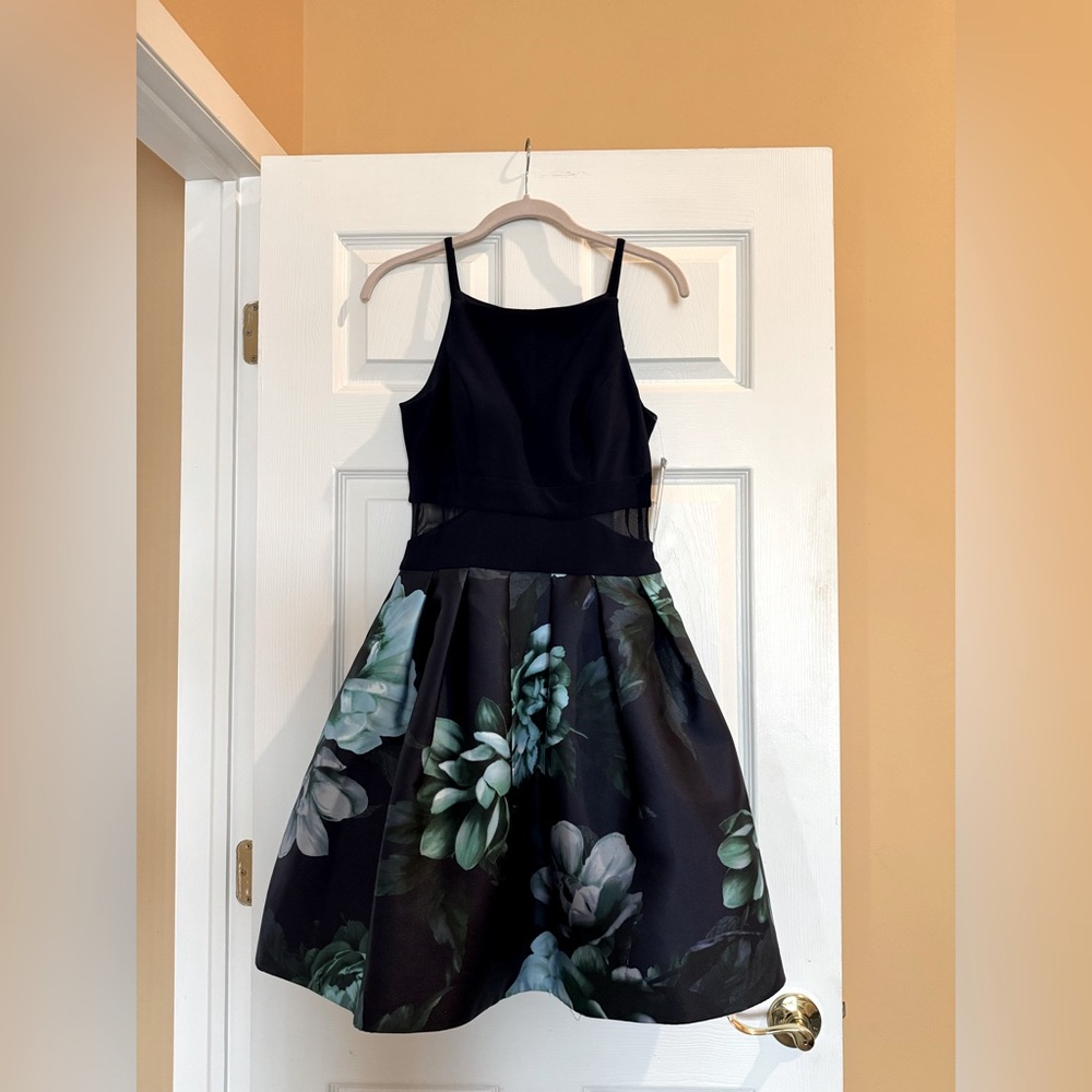 XScape: Ladies Elegant Evening Floral Black and Green Dress size 4 New with tags